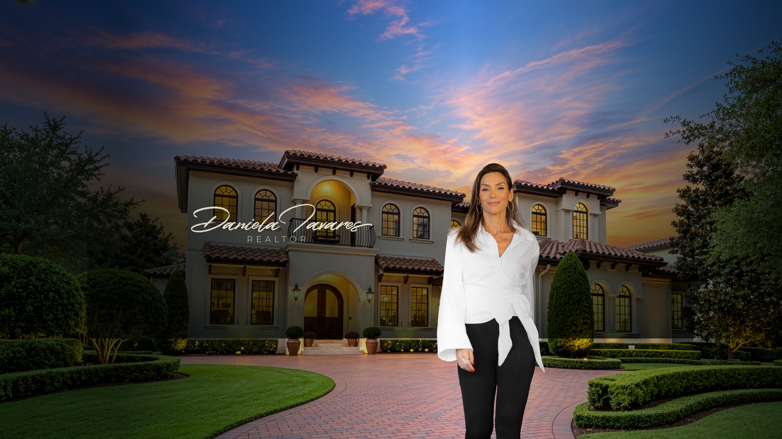 Daniela Tavares diante de uma residência em Orlando